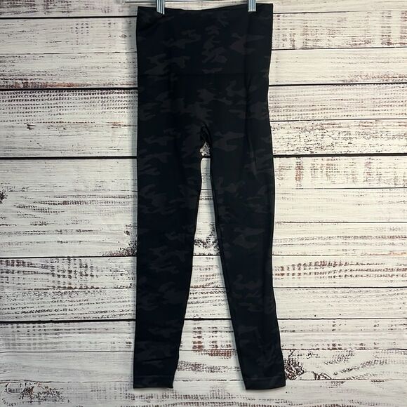 SPANX Look at Me Now Seamless Black Camouflage Legging Womens Small Camo Nylon - Picture 2 of 10